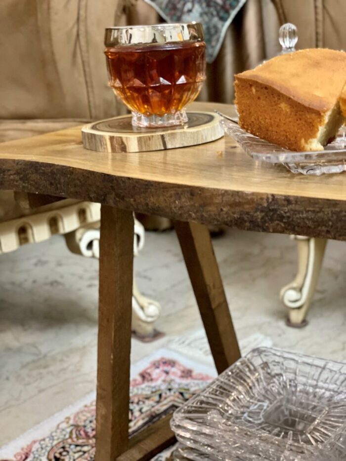 میز عسلی چوبی نمونه کار عطر چوب با رویه چوبی براق از جنس چنار آماده سفارش شما عزیزان است. این میز زیبا به سبک دکوراسیون روستیک مدرن ساخته شده و پایه های آن چوب روسی است.