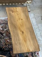 میز عسلی چوبی نمونه کار عطر چوب با رویه چوبی براق از جنس چنار آماده سفارش شما عزیزان است. این میز زیبا به سبک دکوراسیون روستیک مدرن ساخته شده و پایه های آن چوب روسی است.